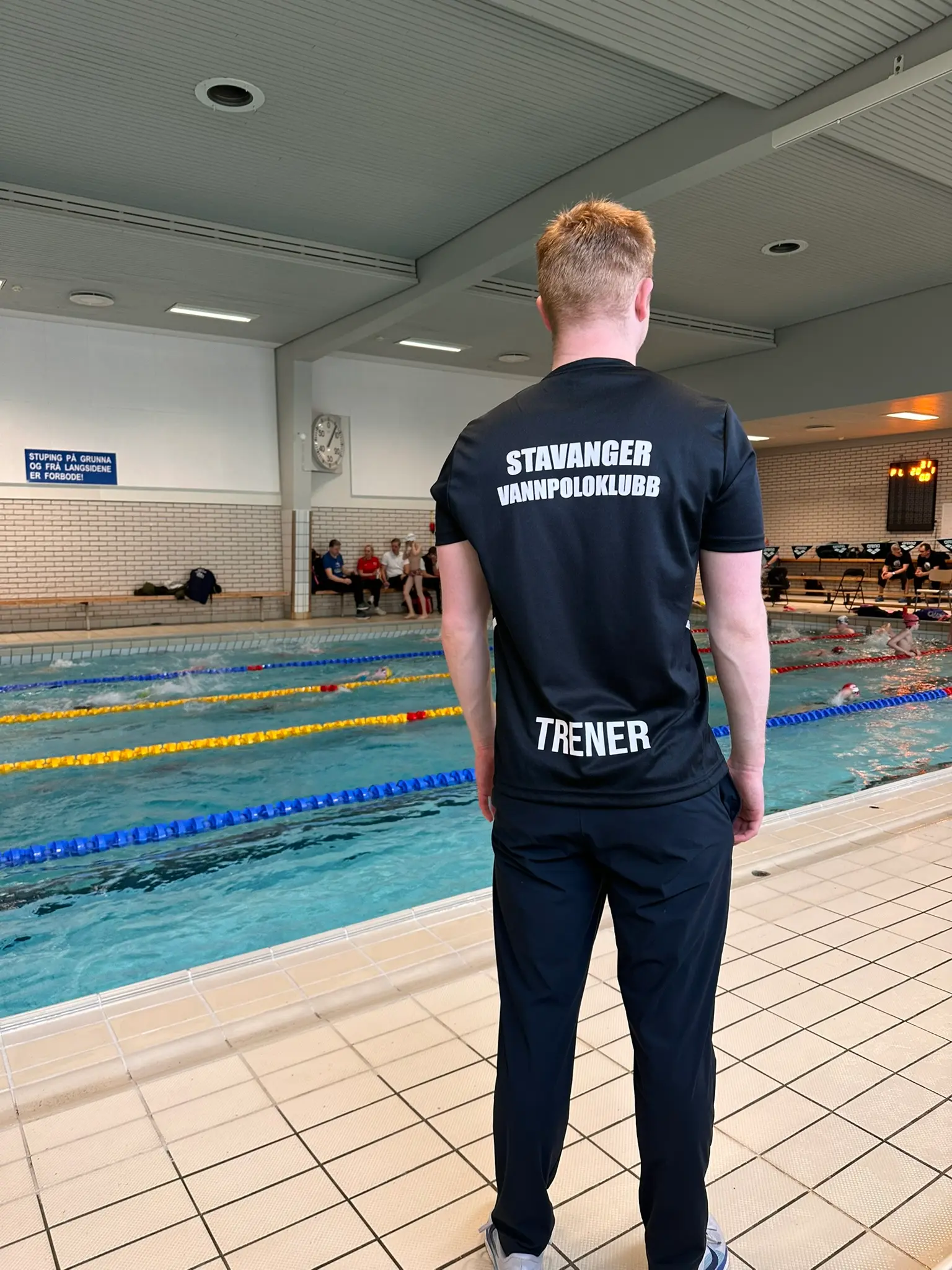 Trener fra Stavanger Vannpoloklubb som følger løpene fra bassengkanten