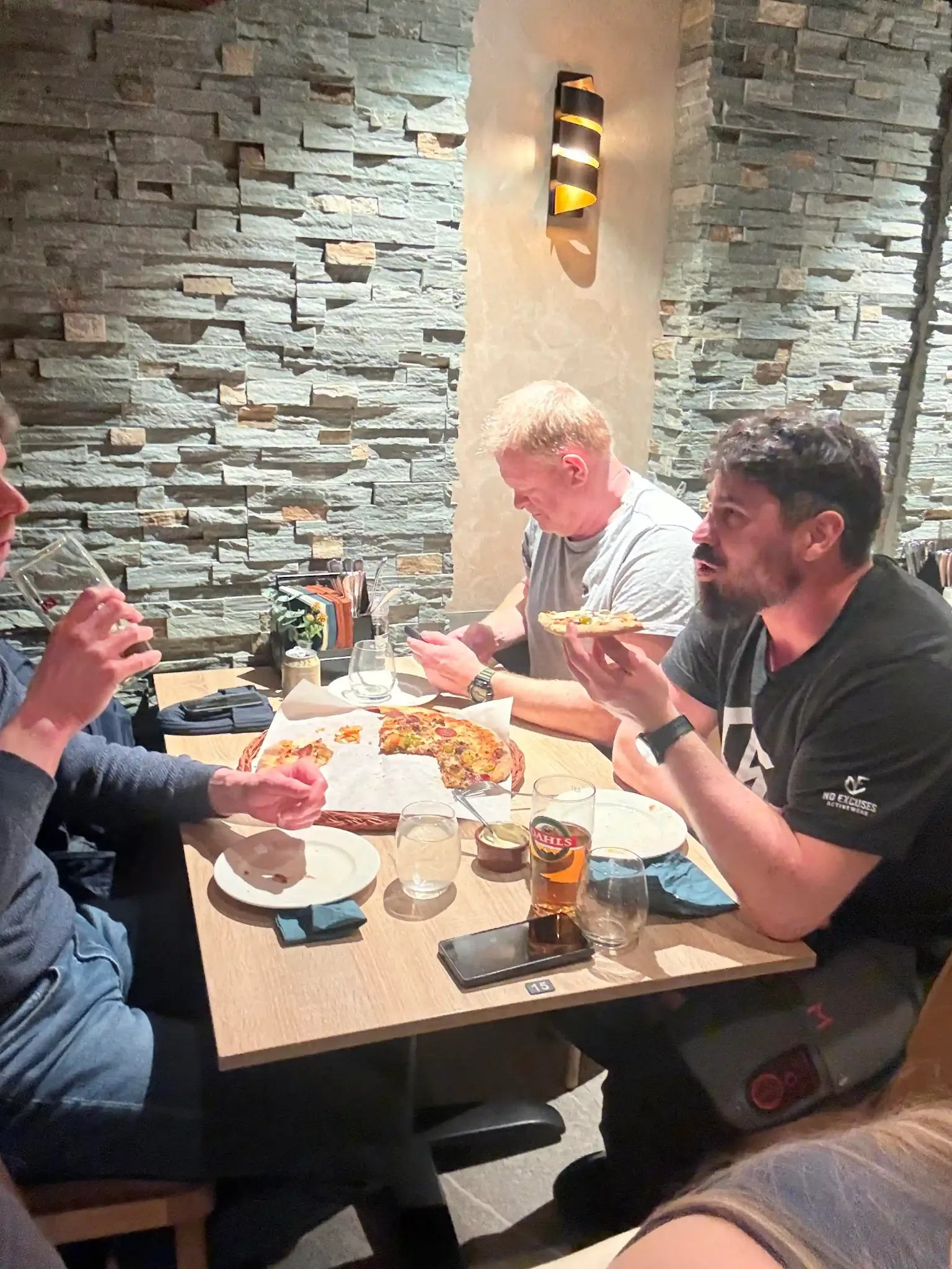 Enda et felles måltid under vannpolohelgen i Namsos